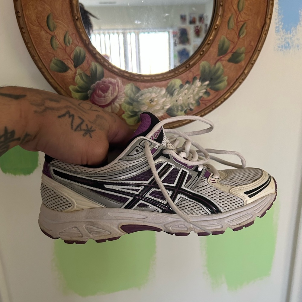 Woman’s ASICS size 6.5